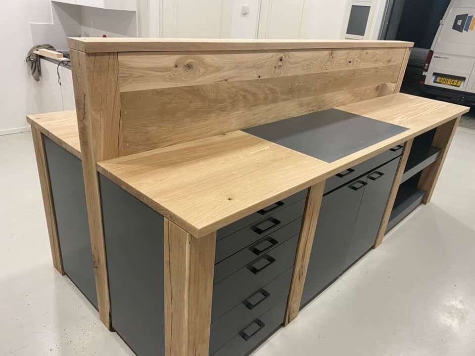 Buitenkeuken van eikenhout met antraciet fronten