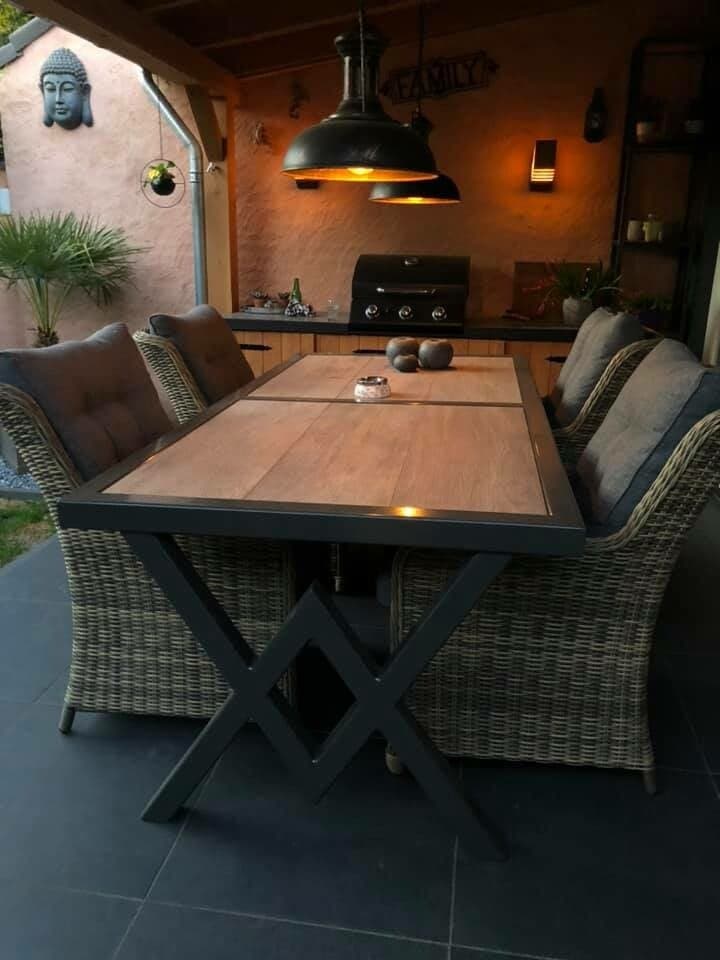 Eiken eettafel op een zwart stalen kruispoot