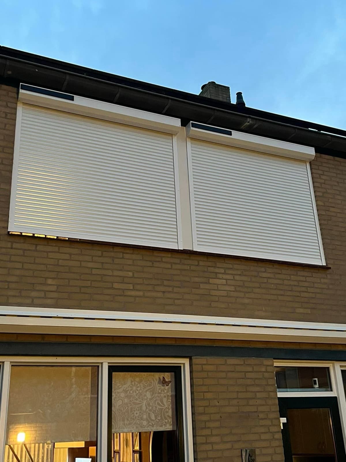 Witte rolluiken op de eerste verdieping
