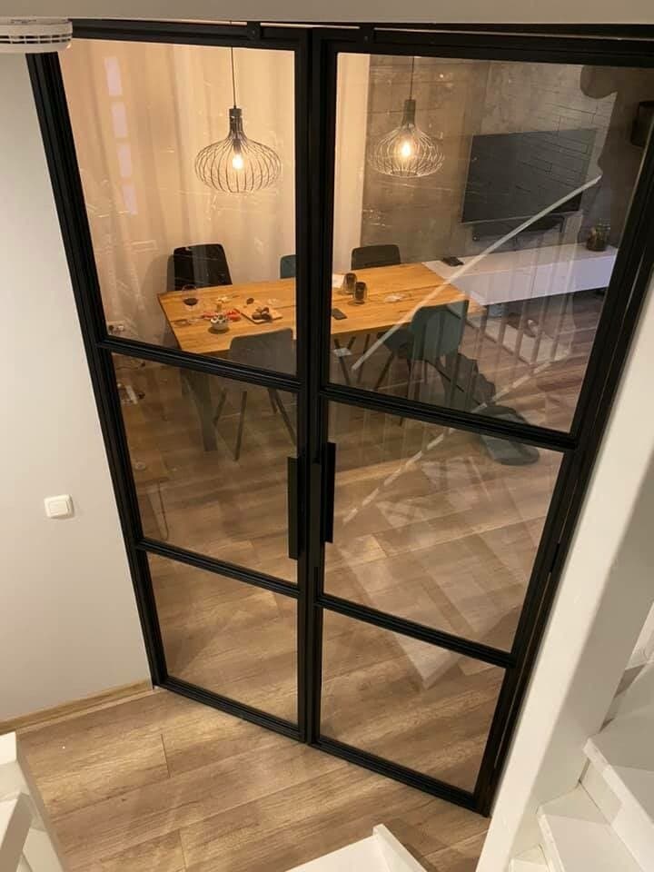 Stalen deuren met glas in een woonkamer